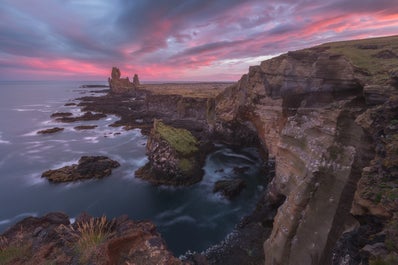 La costa frastagliata della penisola di Snæfellsnes sotto il sole di mezzanotte.