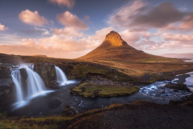 Der majestätische Berg Kirkjufell ist eine der berühmtesten und unverkennbarsten Sehenswürdigkeiten der Halbinsel Snaefellsnes.