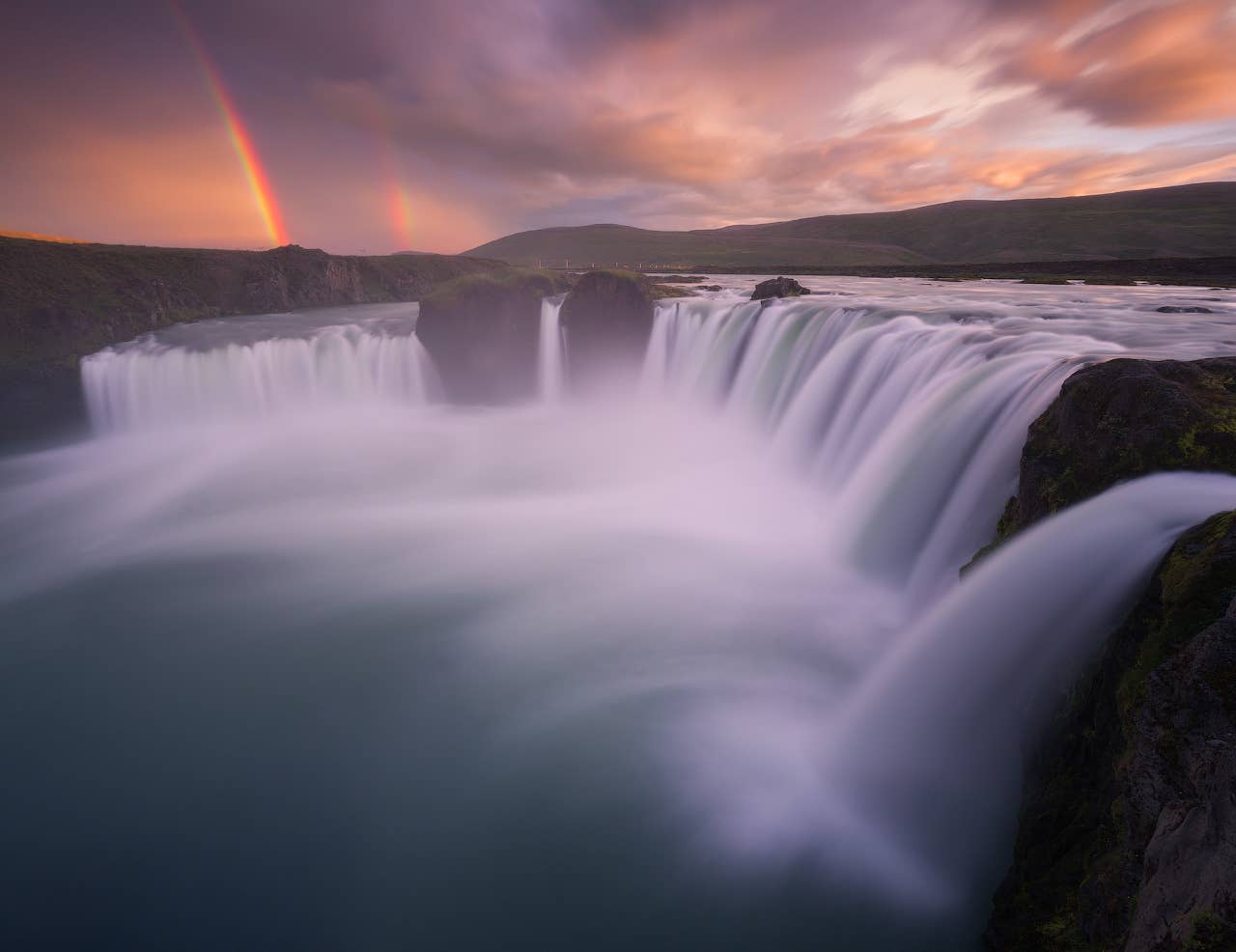 Ein strahlender Regenbogen hinter dem wundervollen Wasserfall Godafoss.