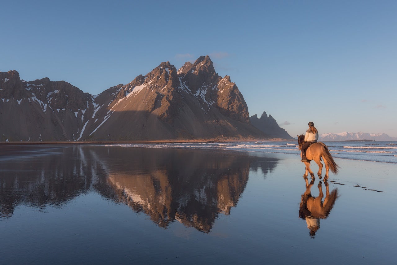 La magnifique montagne de Vestrahorn par une journée ensoleillée d’automne.