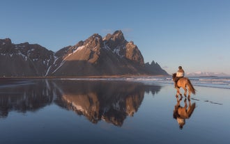 La bellissima montagna Vestrahorn in un giorno di luce autunnale.