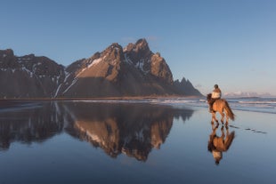 La magnífica montaña Vestrahorn en un día brillante y tranquilo en otoño.