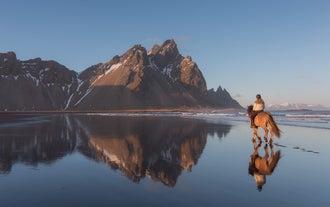 La magnifique montagne de Vestrahorn par une journée ensoleillée d’automne.