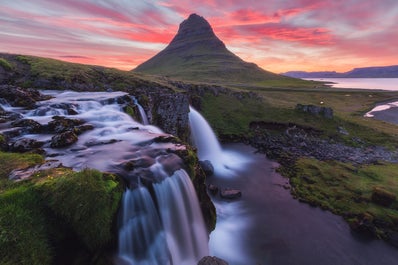 Der Berg Kirkjufell auf der Halbinsel Snaefellsnes ist als ‘Berg wie eine Pfeilspitze’ in der Serie Game of Thrones zu sehen.