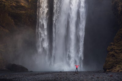 Am Wasserfall Skogafoss ist der Boden außergewöhnlich flach, sodass du ganz nah herangehen und das Sprühwasser auf deinem Gesicht spüren kannst.