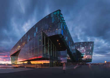 Wenn du in Reykjavík etwas freie Zeit hast, solltest du die Konzerthalle Harpa besuchen und ihre fabelhafte Architektur fotografieren.