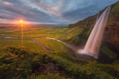 Seljalandsfoss est l'une des plus belles cascades de la côte sud de l'Islande.