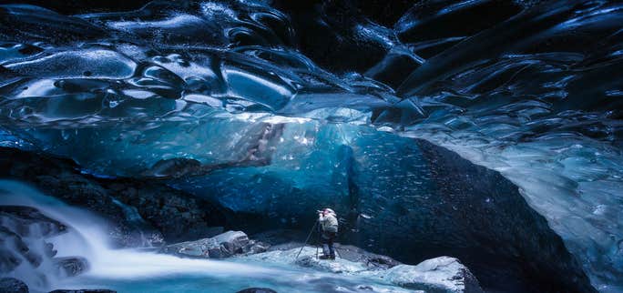 9 Unbelievable Photographs of Ice Caves in Iceland