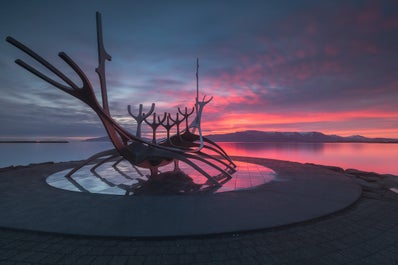 Die leuchtenden Farben der isländischen Mitternachtssonne über Reykjavik.