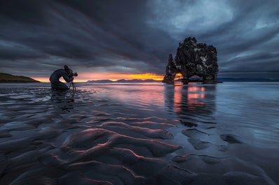 La formation rocheuse Hvítserkur constitue un sujet photo intéressant et dynamique.