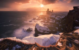 ชายฝั่งที่ขรุขระของคาบสมุทรสไนล์แฟลซเนสที่มีระยะทาง 90 กิโลเมตรและเป็นที่ตั้งของสถานที่ทางธรรมชาติที่งดงามมากมาย.