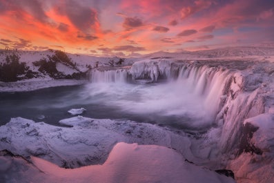 Chute d'eau de Goðafoss, gelée pendant l'hiver.