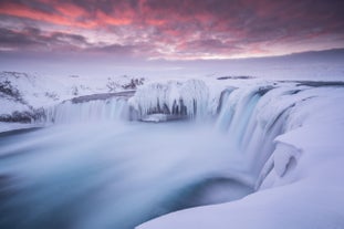 Der Wasserfall Godafoss ist im Winter in Eis gehüllt.