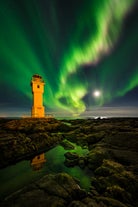 Die Aurora Borealis tanzt über Islands Leuchttürmen.