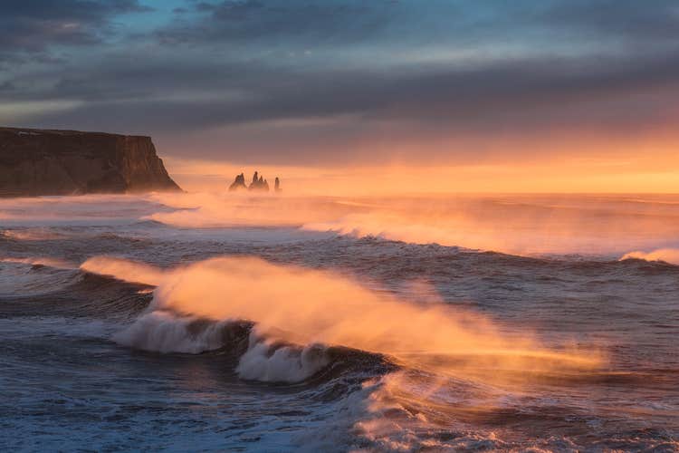 Reynisfjara è considerata la più famosa spiaggia di sabbia nera in Islanda.