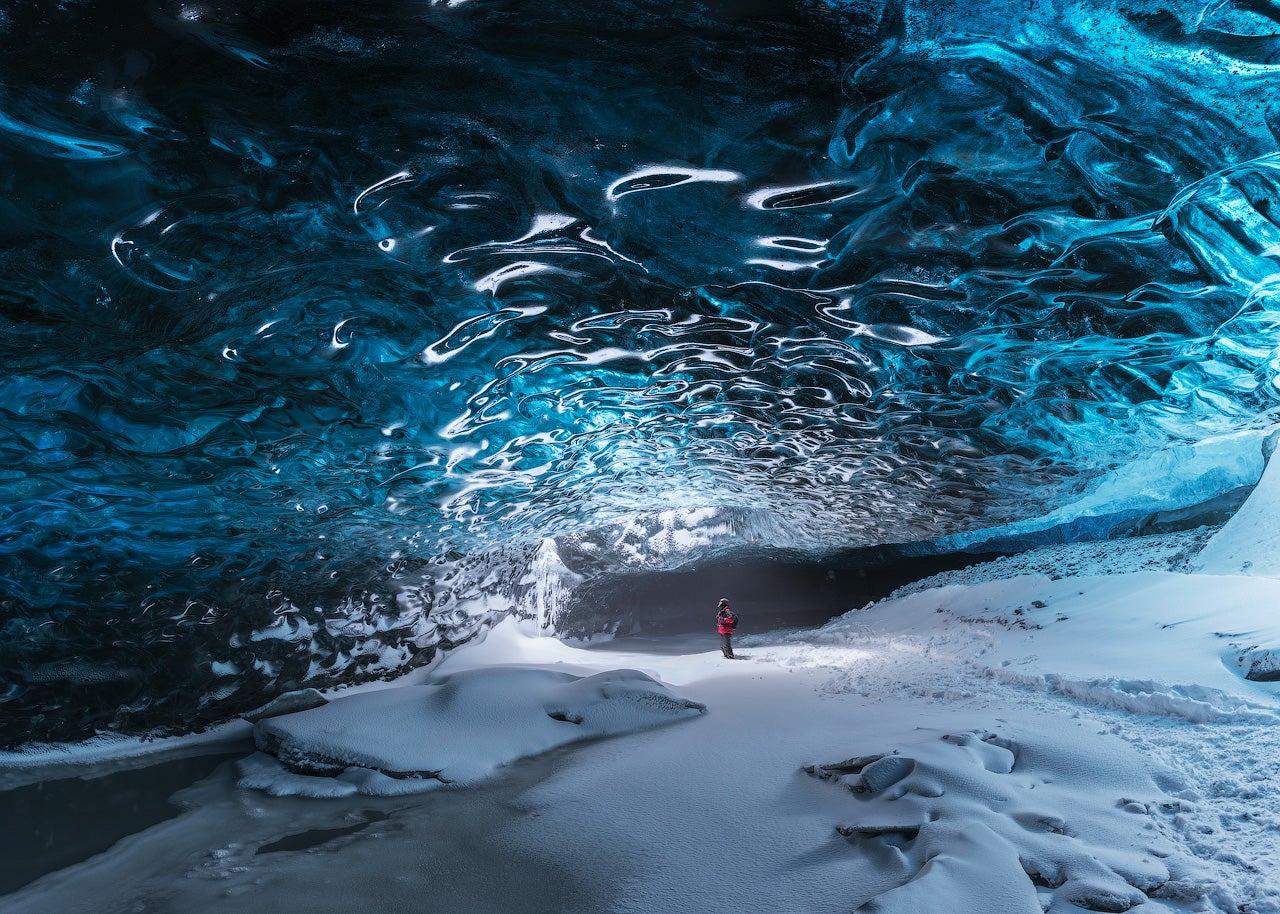 Islands Eishöhlen mit ihren verschachtelten Eisstrukturen leuchten in den verschiedensten Blautönen.
