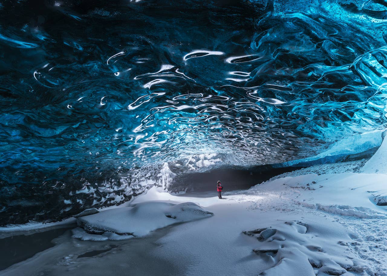 Las cuevas de hielo en Islandia vienen en diferentes tonos de azul y crean intrincadas esculturas de hielo.