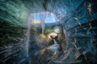 Eiszapfen in einer echten Eishöhle im Vatnajökull-Nationalpark.