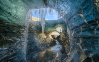 Glaçons à l'intérieur d'une authentique grotte de glace dans le parc national de Vatnajökull.