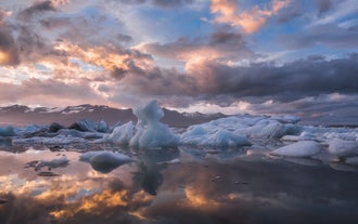 Capture the enormous icebergs at Jökulsárlón glacier lagoon on film with this private photo tour.