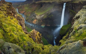 Haifoss stürzt mitten in Islands für ihre ungezähmte Schönheit bekannten, wilden und entlegenen Highlands aus großer Höhe herab.