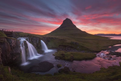 Auf der Halbinsel Snaefellsnes befinden sich viele spektakuläre Naturattraktionen und sie wird oft als 'Island im Miniaturformat' beschrieben. Hier siehst du den berühmten Berg Kirkjufell im warmen Licht des Sonnenuntergangs.