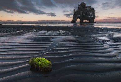 On dit souvent que la formation rocheuse Hvítserkur ressemble à un dragon, un éléphant ou un troll.