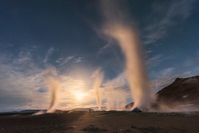 Dampfschwaden steigen in die Luft, wo die geothermalen Vorgänge in Námaskard an die Oberfläche kommen.