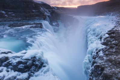 Durante l'inverno, Gullfoss è bellissima grazie alla neve e al ghiaccio che la circondano.