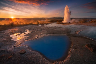 Der Ausbruch eines Geysirs im Geothermaltal Haukadalur an der Sightseeingroute Golden Circle in Island.