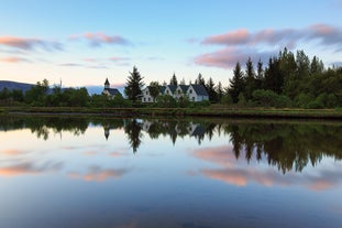 Der blaue Himmel spiegelt sich im Thingvallavatn-See an der Sightseeingroute Golden Circle.