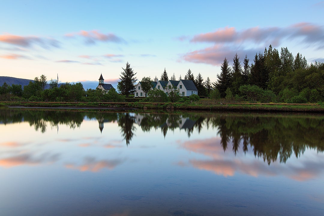 Der blaue Himmel spiegelt sich im Thingvallavatn-See an der Sightseeingroute Golden Circle.