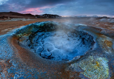 Die Myvatn-Region beherbergt viele Naturwunder, wie Pseudokrater und Geothermalgebiete.