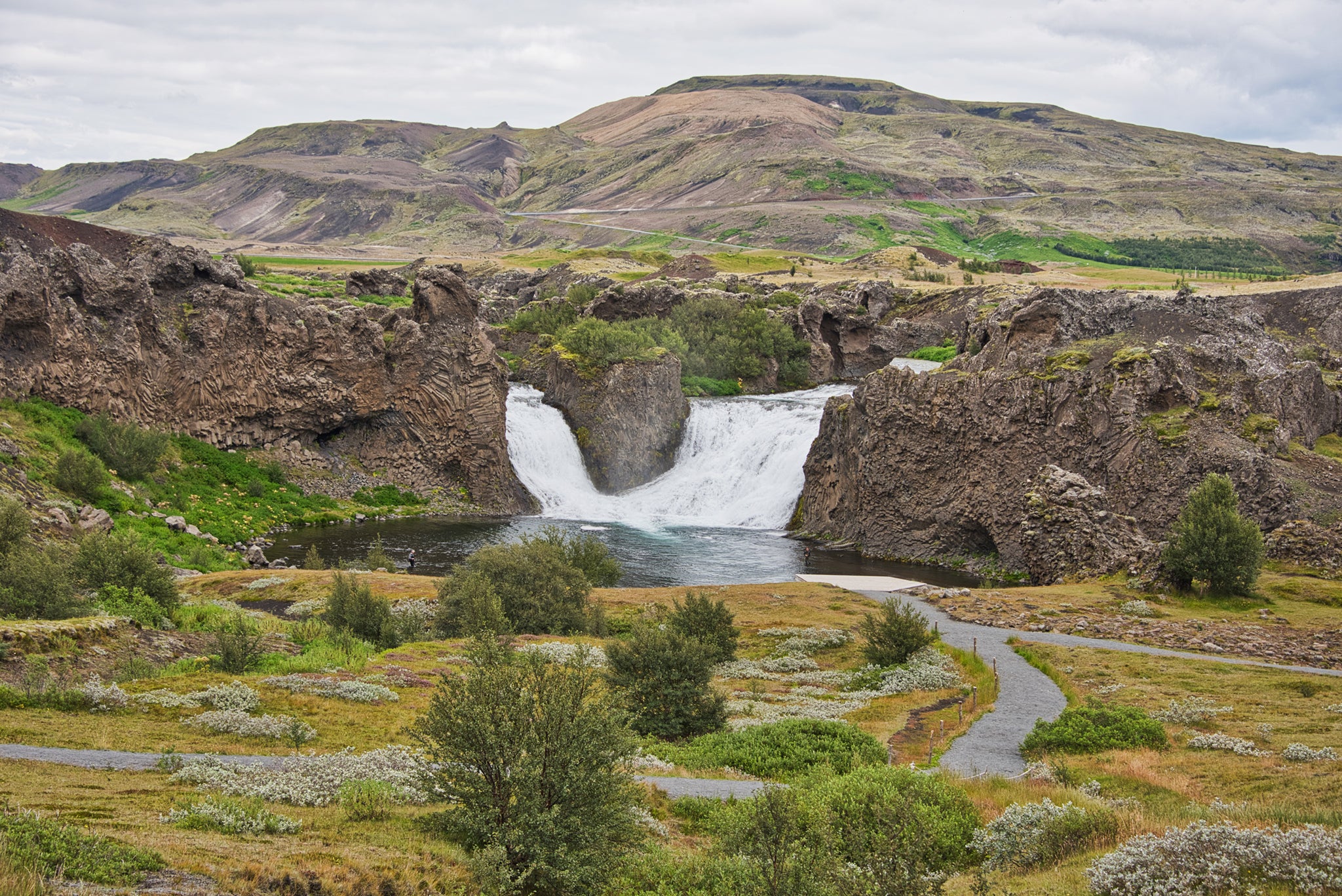 Hj&aacute;lparfoss (waterfall og help) is a beutiful fall in &THORN;j&oacute;rs&aacute;rdalur