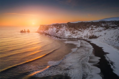 Der Legende zufolge handelt es sich bei den Reynisdrangar-Felsen um gierige Trolle, die vom Sonnenlicht versteinert wurden.