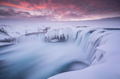 Der Wasserfall Adleyarfoss ist nicht weit von Godafoss entfernt und ist berühmt für seine faszinierende Geologie.