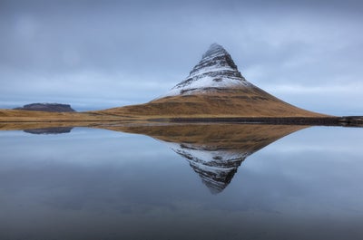 Der Berg Kirkjufell ändert je nach Standort des Betrachters sein Aussehen.