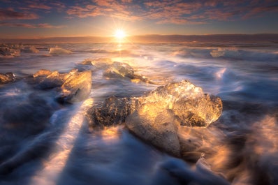 Los icebergs de la laguna terminan en la Playa Diamante, en la Costa Sur de Islandia.