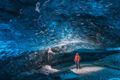 Eisberge treiben ruhig auf der Wasseroberfläche in der Gletscherlagune Jökulsarlon.