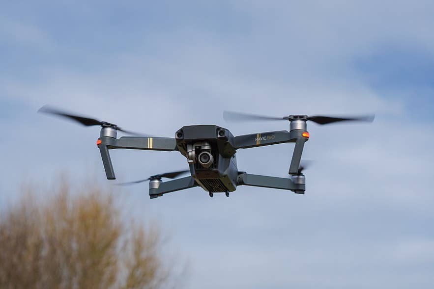 https://ipt.images.tshiftcdn.com/200113/x/0/the-ultimate-guide-to-drone-travel-gear-6.jpg?auto=compress%2Cformat&ch=Width%2CDPR&dpr=1&ixlib=php-3.3.0&w=883