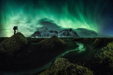 Der Berg Vestrahorn thront über der Halbinsel Stokksnes und ist mit Schneedecke besonders hübsch.