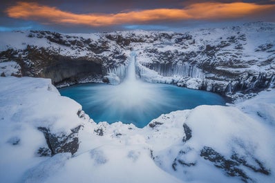 La cascade Aldeyjarfoss est difficile à atteindre, mais elle en vaut vraiment la peine car elle offre un spectacle naturel époustouflant.