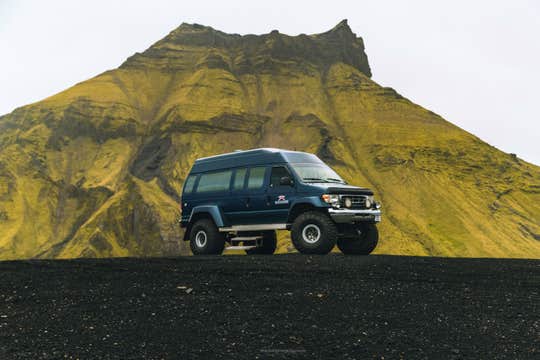 ヴィークの町発|ミールダルスヨークトル氷河の洞窟