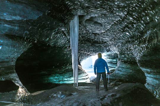 ヴィークの町発|ミールダルスヨークトル氷河の洞窟