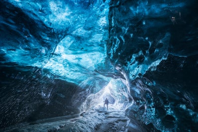 Die Sonne bereichert die Farbpalette dieser wunderschönen blauen Eishöhle im Vatnajökull-Nationalpark.