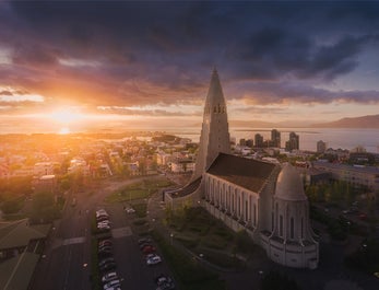 Die Konzerthalle Harpa steht am Ufer der Bucht Faxafloi, die vor der Stadt Reykjavik liegt.