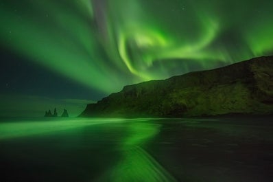 La playa de arena negra, Reynisfjara, durante el invierno.