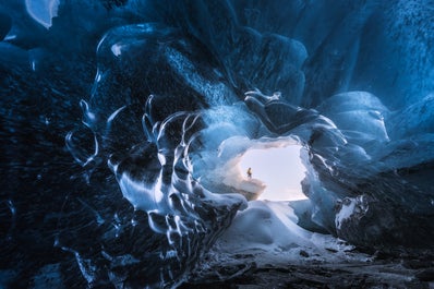 El deslumbrante interior azul de las cuevas de hielo de Islandia.