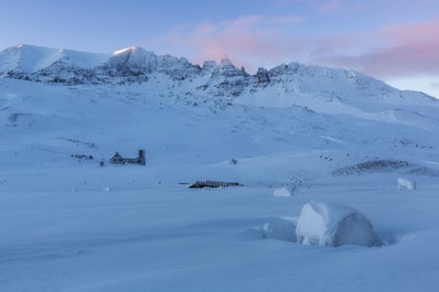 Asegúrate de mantener la vista en el cielo mientras viajas por el país en invierno, ya que puedes vislumbrar la aurora boreal.