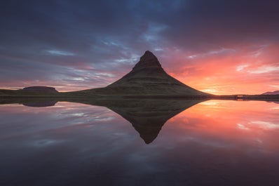 Mit dem plätschernden Wasserfall im Vordergrund gehört der Berg Kirkjufell auf der Halbinsel Snaefellsness zu den malerischsten Fotomotiven Islands